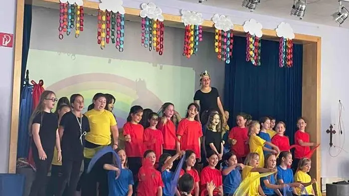 Der Schulchor der Volksschule Knittelfeld-Lindenallee führte vor Schulschluss das Musical „Kunterbunt“ im Festsaal der Schule auf, einstudiert von der Chorleiterin Johanna Schwandter und Lisa Kammerhofer.