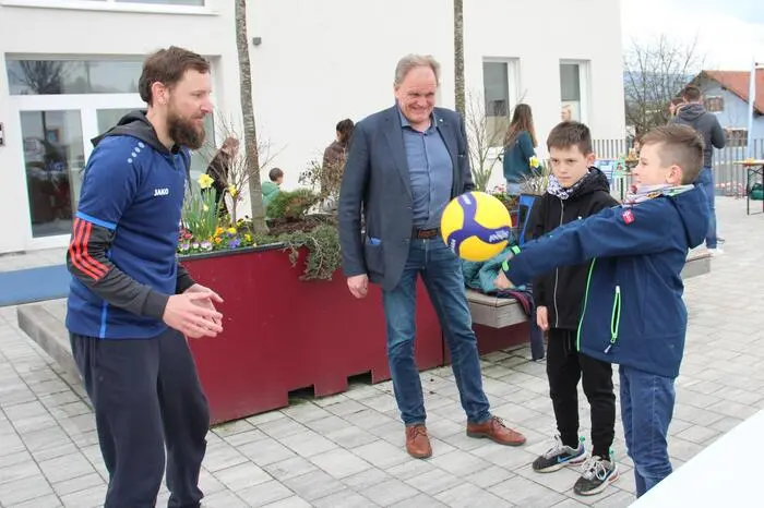 Bürgermeister Erwin Dirnberger freute sich gemeinsam mit den Vizebürgermeistern Karin Herz und Anton Wipfler über die gelungene Auftaktveranstaltung und den guten Besuch bei den teilnehmenden Vereinen. 