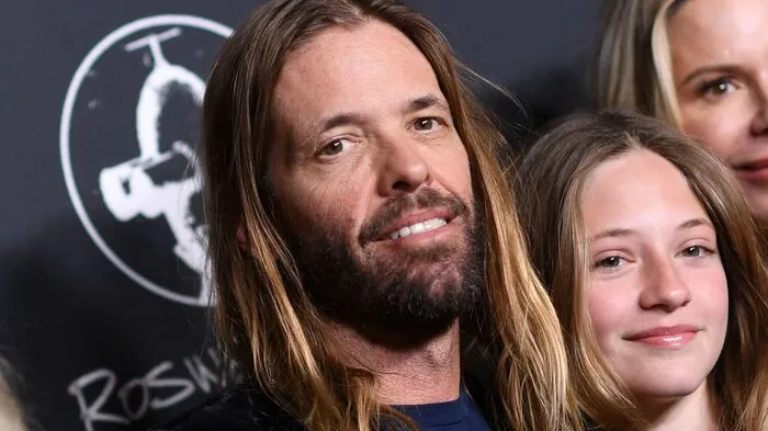 Der Schlagzeuger der Foo Fighters, Taylor Hawkins, ist überraschend verstorben.