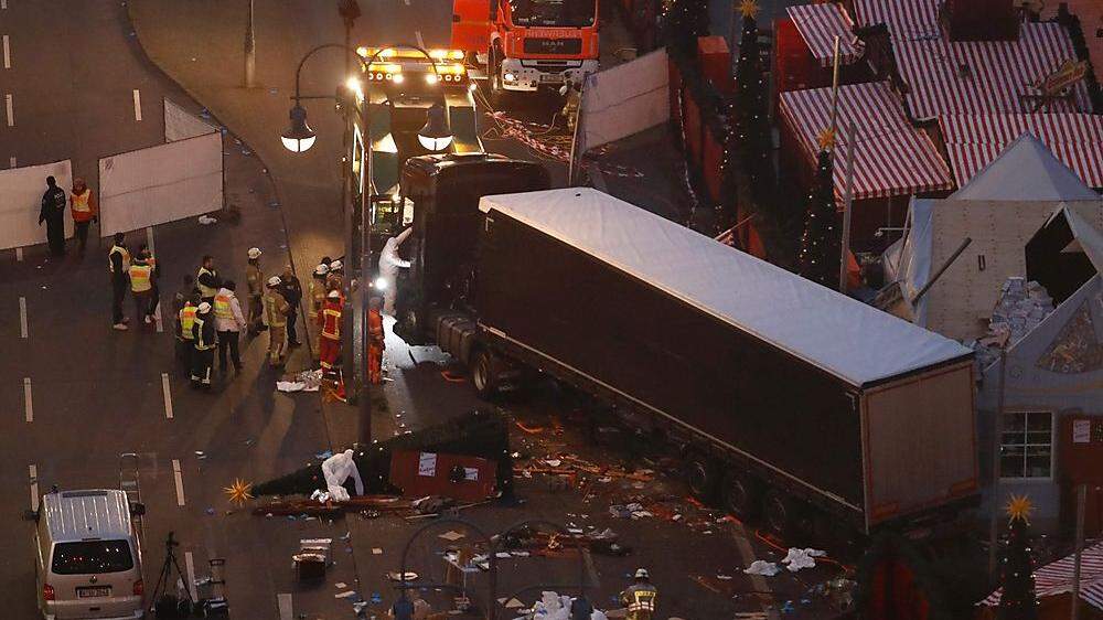 Amri war am 19. Dezember 2016 auf dem Berliner Breitscheidplatz mit einem gekaperten Lastwagen in den dortigen Weihnachtsmarkt gerast