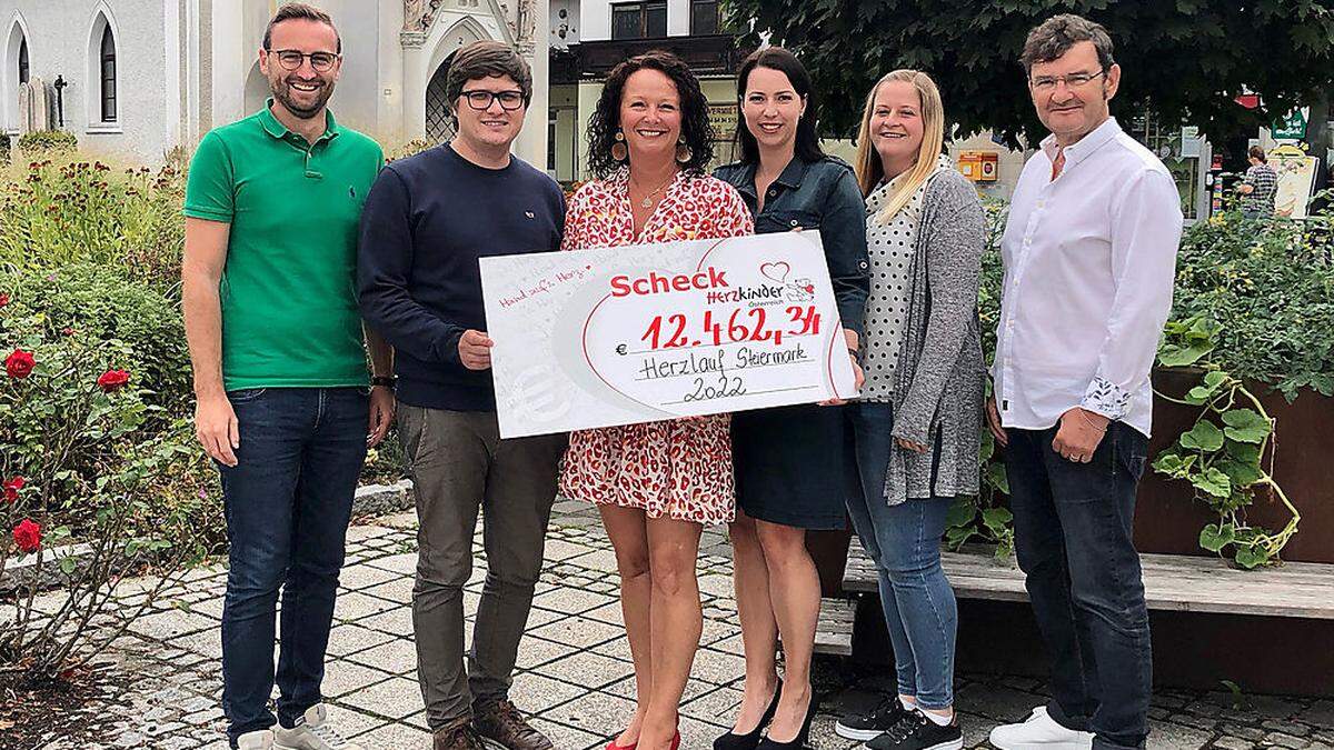 Die Gemeinde St. Barbara überreichte nun  den Scheck an den Verein Herzkinder