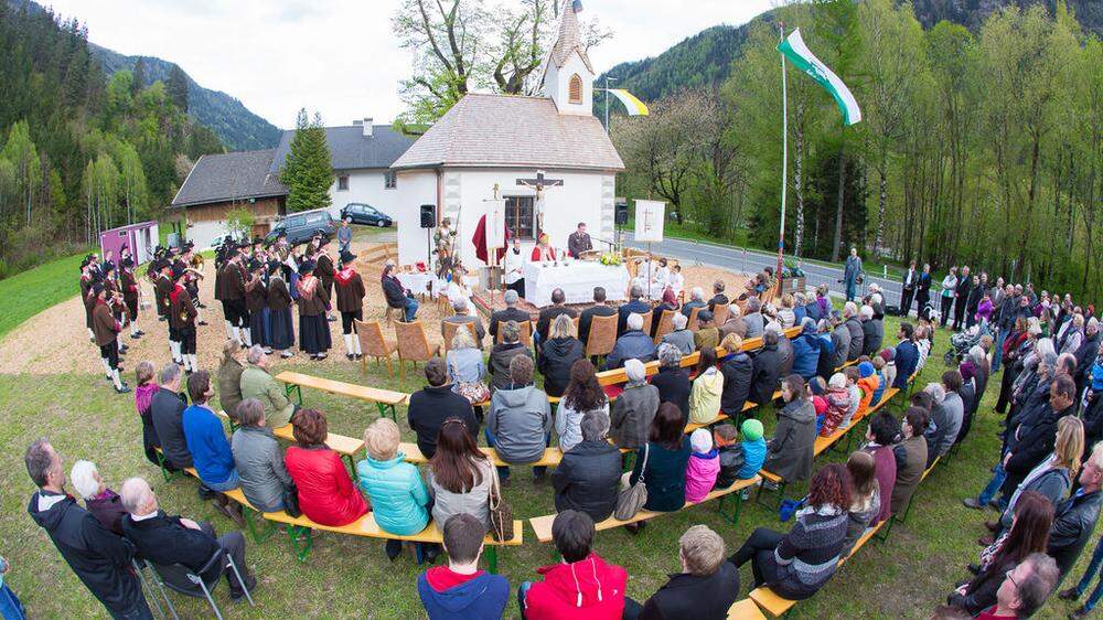 Zahlreiche Besucher feierten mit den Geistlichen und örtlichen Formationen die renovierte Kapelle