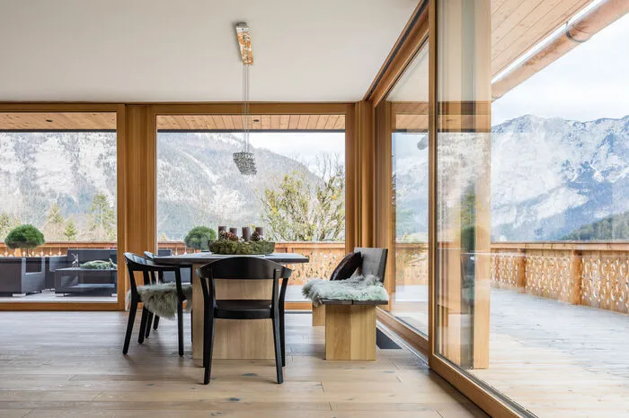 Bodentiefe Fenster holen die traumhafte Kulisse ins Haus.