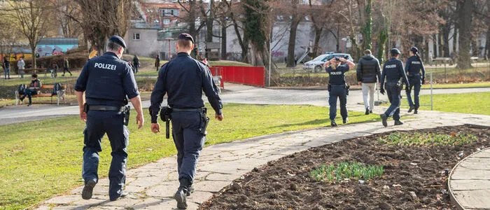 Das Bild zeigt mehrere Beamte auf Streife im Volksgarten.