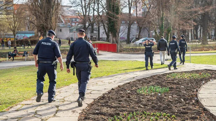 Das Bild zeigt mehrere Beamte auf Streife im Volksgarten.