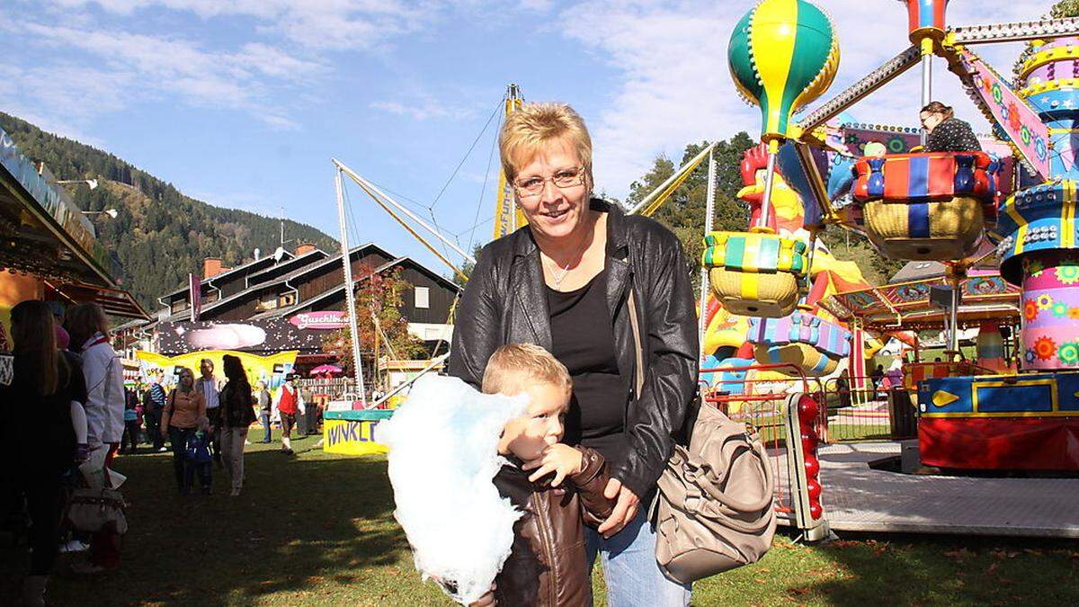 Buntes Treiben: Markt und Vergnügungspark gehören beim Maxlaun-Markt dazu