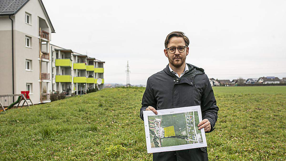 St. Andräs Amtsleiter Robert Astner vor dem Grund, auf dem Pflegeheim und Betreubares Wohnen entstehen 