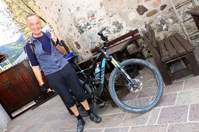 Mit dem Fahrrad ist Hans Kröpfl aus Vorderberg/Hermagor über den Bartolosattel in 2,5 Stunden nach Tarvis angeradelt um ein Eis zu essen.
