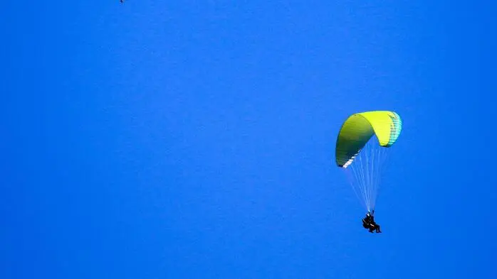 Paragleiter im Flug (Sujetbild)