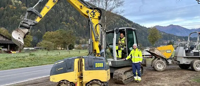Ein Bagger mit zwei Arbeitern im Freien