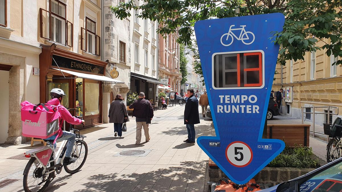 „Tempo runter!“ heißt es in der Schmiedgasse, daran halten sich jedoch nicht alle