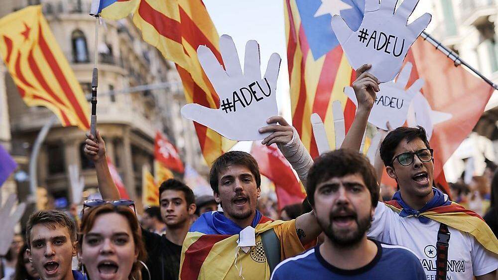 Studierende demonstrieren seit Stunden für das Festhalten an der Unabhängigkeitserklärung, Regierungschef Carles Puigdemont zögert