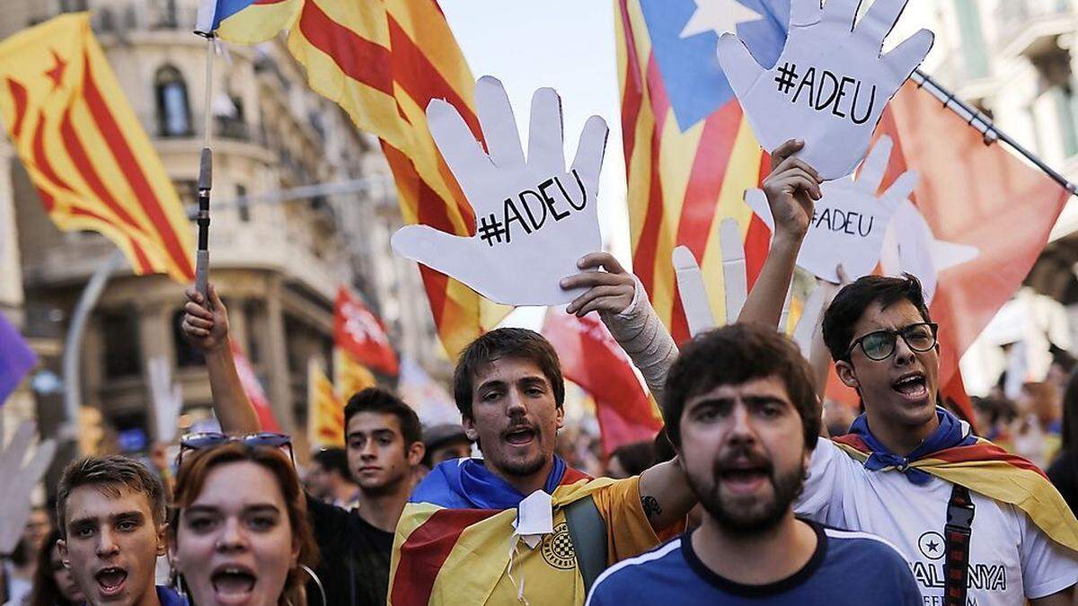 Studierende demonstrieren seit Stunden für das Festhalten an der Unabhängigkeitserklärung, Regierungschef Carles Puigdemont zögert