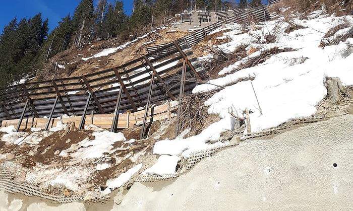 Technisch aufwändige Hangsicherungsarbeiten wurden an der B 111 im Lesachtal durchgeführt