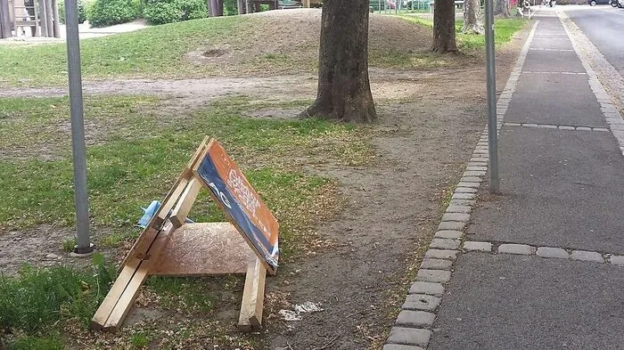 Die Einsatzkräfte waren in Graz vor allem mit Aufräumarbeiten beschäftigt - der Sturm knickte Äste und warf Plakatständer um 