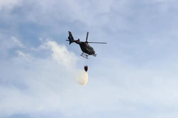 Drei Hubschrauber des Innenministeriums unterstützten die Löscharbeiten