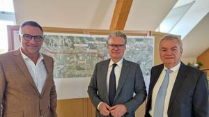 Landesbaudirektor Andreas Tropper, Landeshauptmann Christopher Drexler und Landeshauptmannstellvertreter und Verkehrsreferent Anton Lang präsentierten im Gemeindeamt in Kirchberg an der Raab den aktuellen Stand beim Straßenprojekt B 68 neu