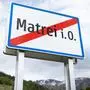 ABD0006_20230508 - MATREI IN OSTTIROL - ÖSTERREICH: ++ THEMENBILD ++ ZU APA0091 VOM 6.5.2023 - Das Ortsschild der Gemeinde Matrei in Osttirol am 8. Mai 2023. Die Osttiroler Gemeinde Matrei - die seit Jahren große finanzielle Probleme hat - ringt dieser Tage um die Vermeidung einer Insolvenz. - FOTO: APA/EXPA/ JOHANN GRODER