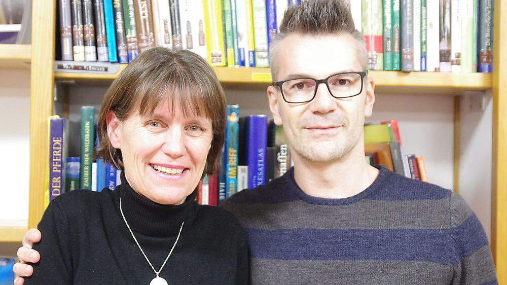 Harald Darer mit Büchereileiterin Petra Bauer