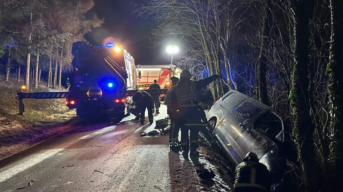 19 Mann der FF Pöllau rückten zur Unfallstelle aus