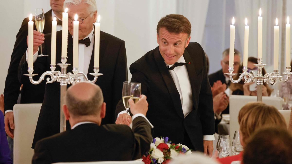Emmanuel Macron stößt mit Olaf Scholz an, daneben Präsident Frank-Walter Steinmeier: Die deutsch-französische Verbindung war schon einmal stärker