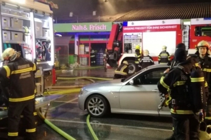 Insgesamt waren bis zu 100 Feuerwehrleute eingesetzt.