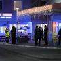 Ein 15-Jähriger ist neben einem Restaurant in Schweden von einem Schuss getroffen worden und später gestorben. 