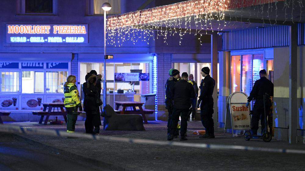 Ein 15-Jähriger ist neben einem Restaurant in Schweden von einem Schuss getroffen worden und später gestorben. 