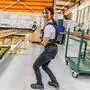 Eine Mitarbeiterin bei Leeb trägt das Exoskelett. | Monika Vukovic arbeitet bei Leeb Balkone mit einem Exoskelett