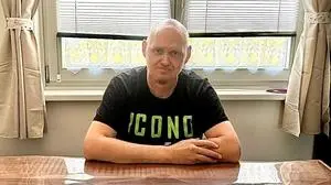 Christian Schober sitzt an einem Tisch | Christian Schober ist schwer krank und sucht dringend Stammzellen, um wieder gesund zu werden