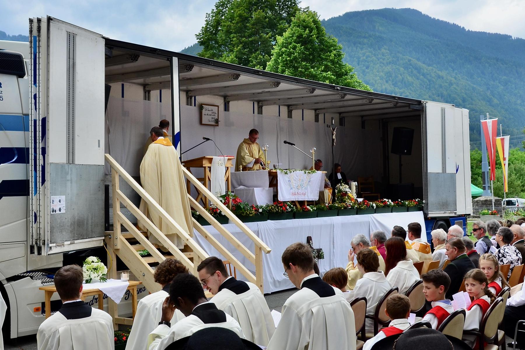Erste Messe nach Priesterweihe: Jungpriester feierte die Primiz in einem LKW