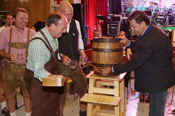 Nicht fehlen durfte auch die passende Dekoration im Festsaal sowie der Anstich des Bierfasses durch Bürgermeister Peter Bacher und Georg Moitzi, Leiter der Rot-Kreuz-Ortsstelle Obdach.