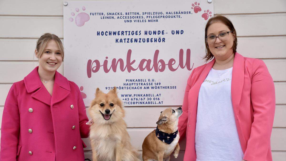 Geschäftstüchtige Schwestern: Michelle (links) und Pia Klump mit ihren Hunden Tinkerbell und Nala