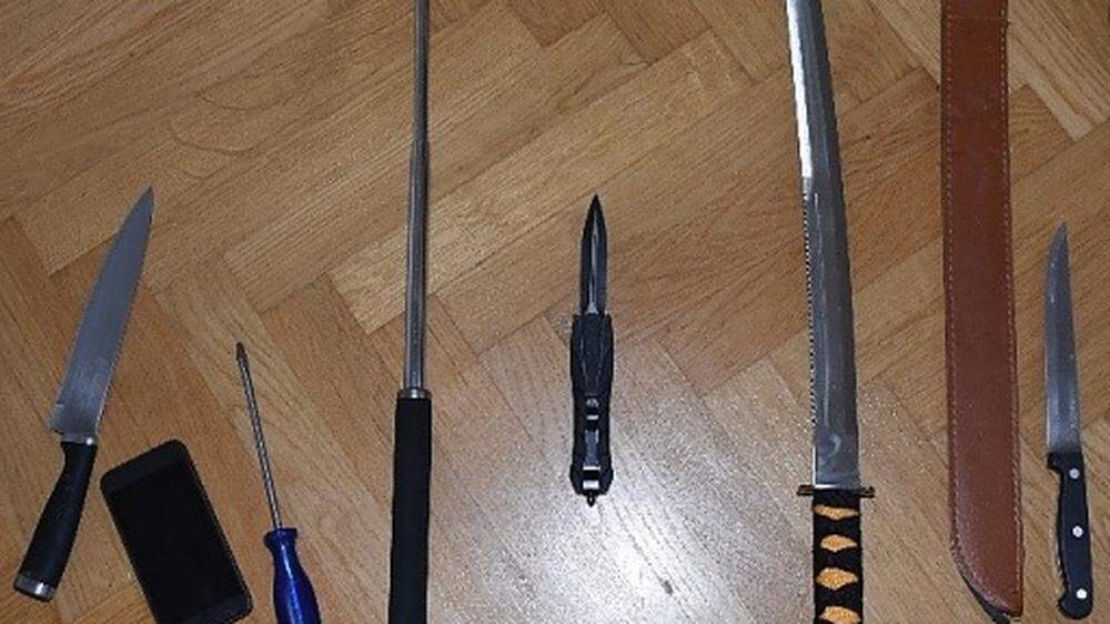 Der 32-Jährige hielt ein Samurai-Schwert und einen Totschläger in den Händen