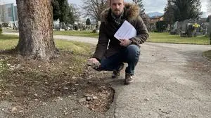 Stadtrat und Friedhofsreferent Philipp Subosits ist für eine Neuasphaltierung der Wege 