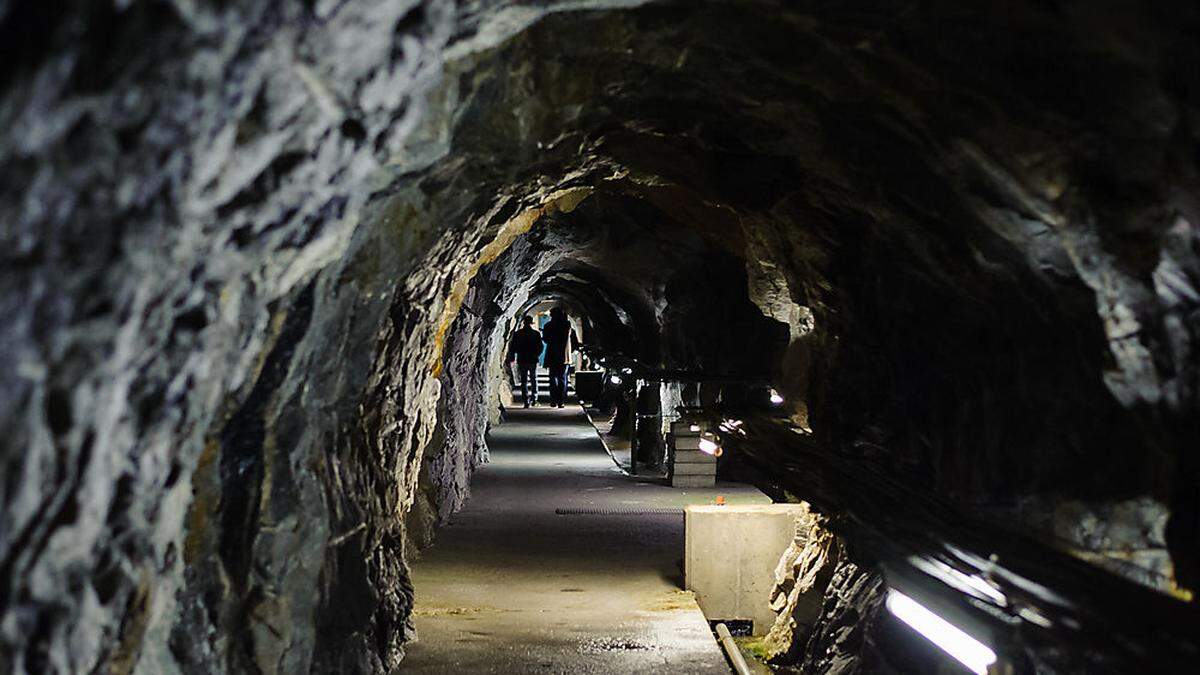 In das Innere der Mauer geht es durch einen Stollen im Felsgestein neben der Sperre