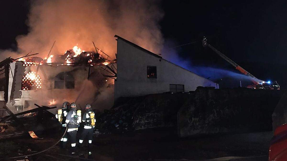 An die 120 Feuerwehrleute kämpften Samstagabend gegen die Flammen