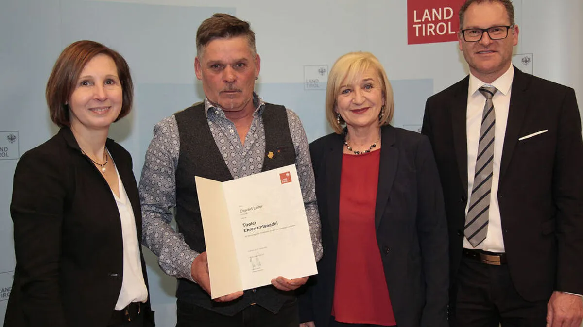 Landesrätin Gabriele Fischer, Oswald Leitner, Beate Palfrader und Armin Bachlechner (Geschäftsführer Bachlechner Bau)