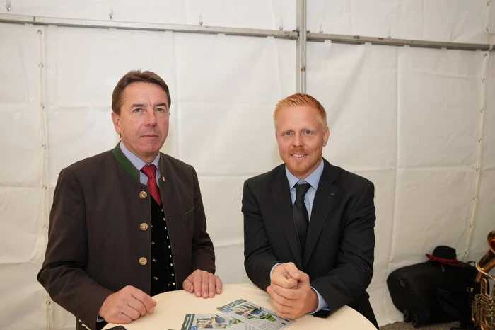 Bürgermeister Erwin Angerer mit dem Projektleiter und Archäologen Stefan Pircher