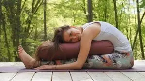 Die studierte Molekularbiologin und Yogalehrerin Lisa Michelitsch bietet in Paldau Yoga in der Natur an