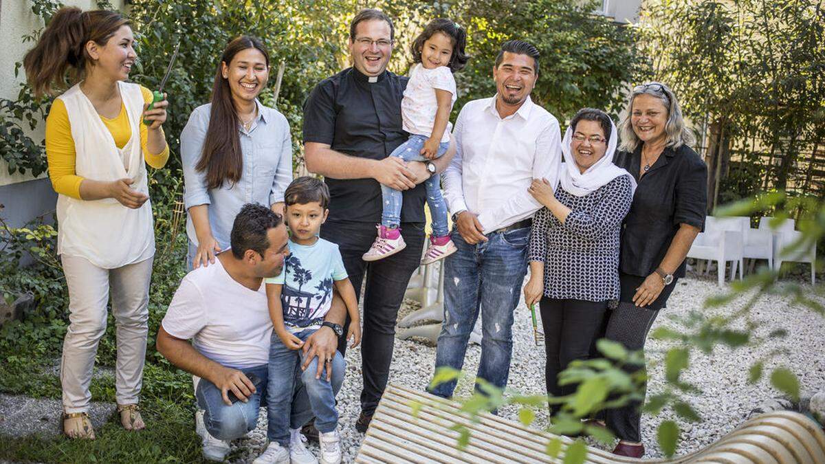 Die Flüchtlingsfamilien mit Pfarrer Ulrich Kogler und Monika Pegam von Otelo 