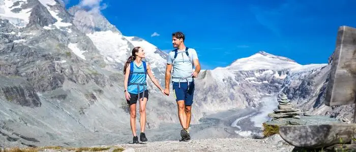 Zwei Wanderer entlang der Großglockner Hochalpenstraße