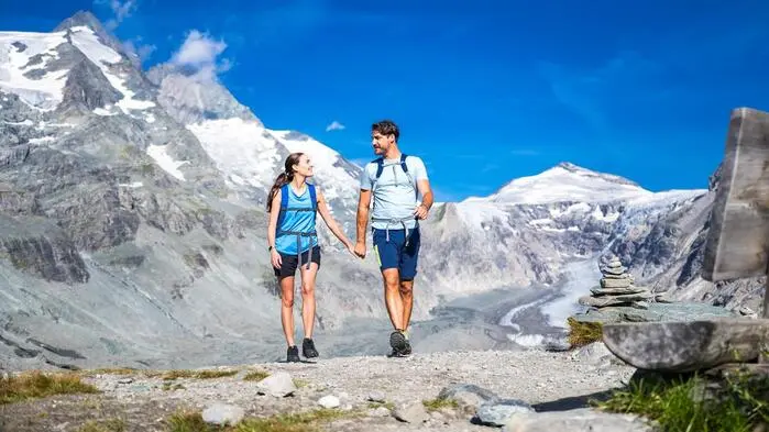 Zwei Wanderer entlang der Großglockner Hochalpenstraße