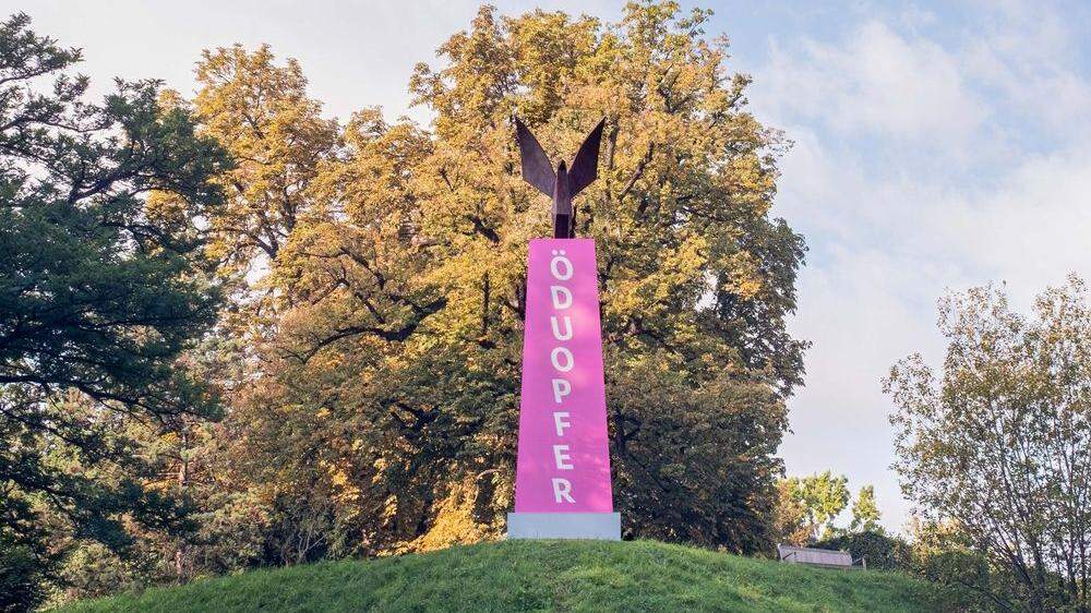 Kunst vom Abgrund: pinker Obelisk im Burggarten.