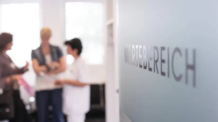 E-Card stecken oder gleich selbst bezahlen: Viele Patientinnen und Patienten weichen zu Wahlärzten aus, da die Wartezeit in Kassenordinationen häufig sehr lange sein kann