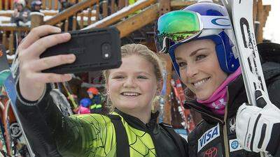 Lindsey Vonn und Fan beim Selfie-Posen: Muss man sich künftig per Selfie bei Facebook ausweisen? 