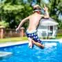Kind springt in Pool