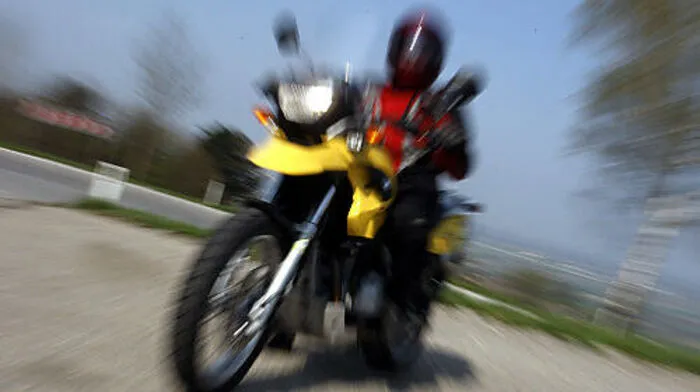 Pkw kollidierte mit Motorrad (Sujet)