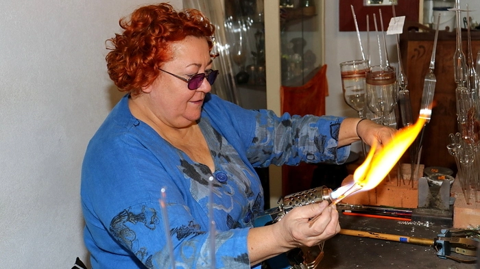 Beim Glasmachen zusehen können die Besucher der Künstlerin Renate Prehal. Sie demonstriert, wie man aus dem zerbrechlichen Material Glas wunderschöne Sterne, Engel, Kugel und Gläser formen kann. Gatte Fritz Prehal zieht die Besucher mit seinen exzellenten Glasobjekten im neuen Atelier wieder in den Bann.