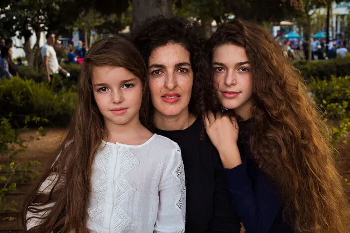 TEL AVIV, ISRAEL: Eine israelische Mutter mit ihren Töchtern unterwegs im Einkaufsviertel.